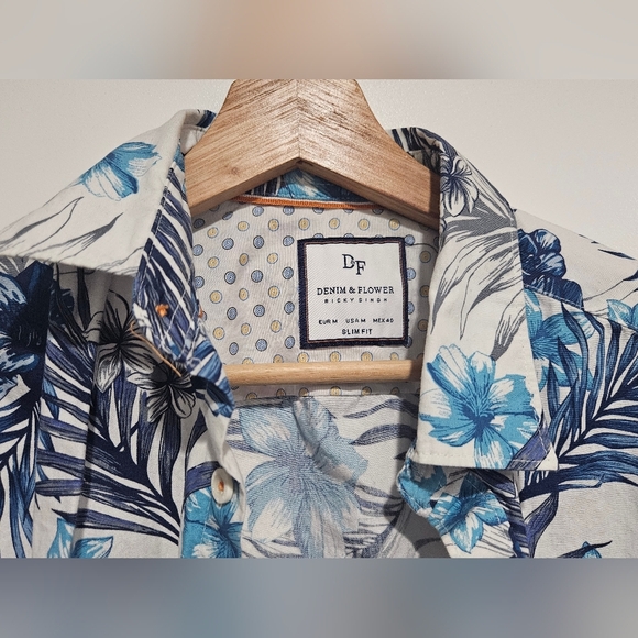 Denim & Flower Button Down Tropical Hawaiian Print, Short Sleeve Shirt. Mens Med - Picture 3 of 9